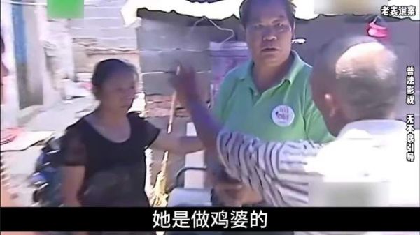 大爷大妈不一样的爱，大妈脚踩两只船，一踩踩十年