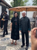 67岁朱玲玲举办摄影展，丈夫罗康瑞现身支持，在台下望妻尽显爱意