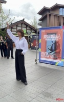 苏菲·玛索亮相成都 为傅榆翔“移民外星人”艺术展揭幕
