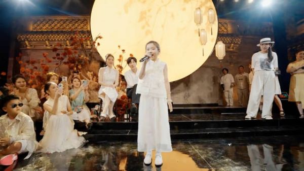 小酒窝妈妈婚礼献唱控场获赞,张维伊满眼喜爱