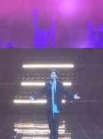 只能说现场震耳欲聋，粉丝们太热情了，肖战听到大家的叫喊声越唱越嗨！