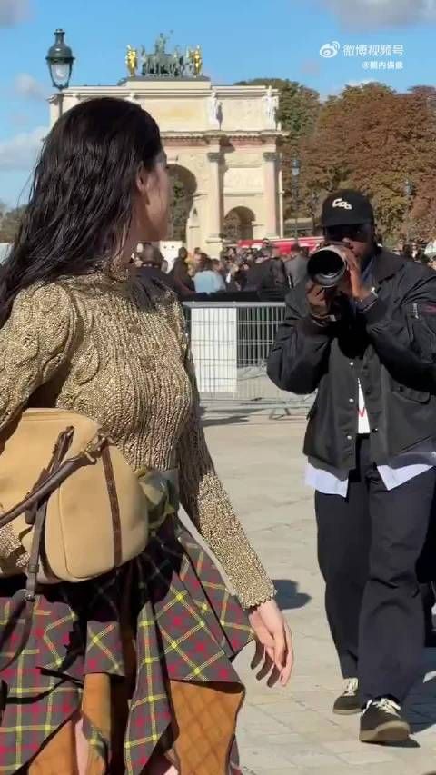 欧阳娜娜卢浮宫时装周造型演绎吉普赛女郎