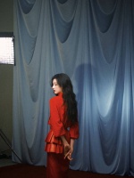 宋祖儿化身雪中独绽冷艳玫瑰！托腮凝眸定格冬日故事感