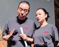 恩爱29年抵不过现实，当众被搀扶的陈凯歌，暴露了老夫少妻的残酷