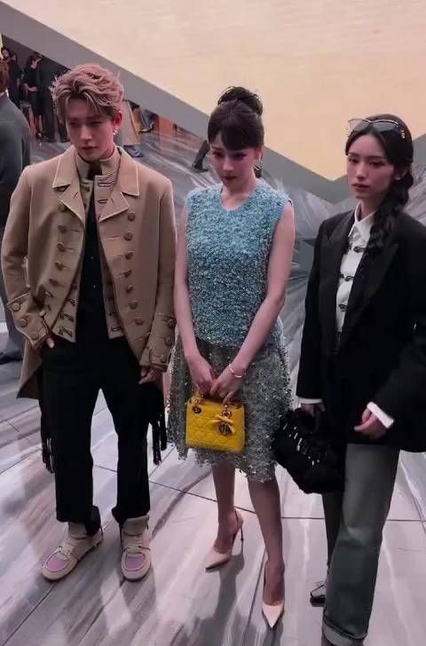 邓为、迪丽热巴、周也 Dior大秀同框视频