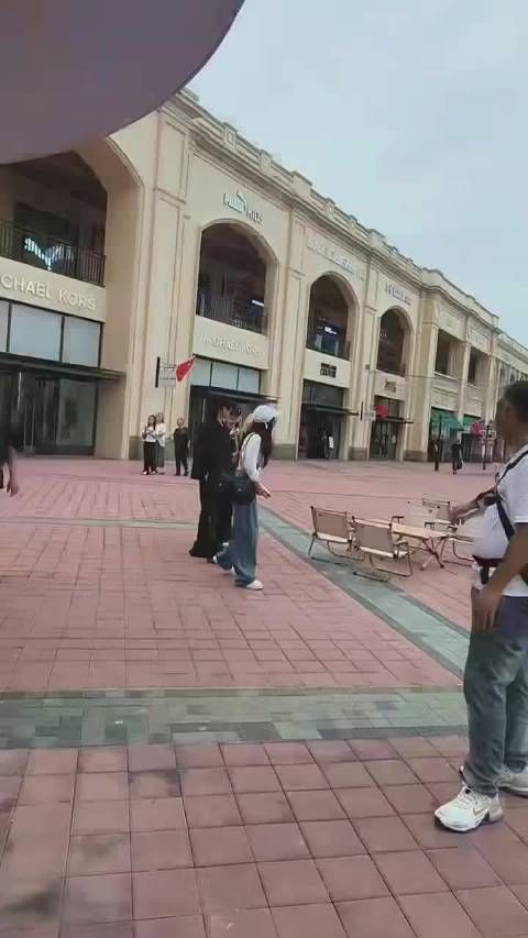 华晨宇低调现身汤山奥莱，生图颜值引注目