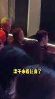 刘国梁、王励勤、李隼坐在一起看陈俊菘比赛，不懂球的胖子看起来年轻了很多
