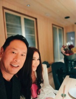 温碧霞晒照庆祝与丈夫结婚25周年！夫妻俩笑容甜蜜感情好