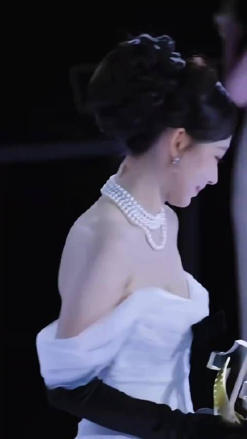 程潇领奖高清怼脸直拍 好白好大 这是什么无敌身材