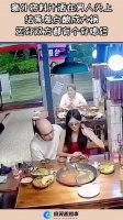 意外将料汁洒在男人头上，结果差点酿成大祸还好双方都有个好媳妇