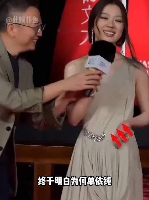 单依纯登台紧握话筒不唱，坚守歌手底线
