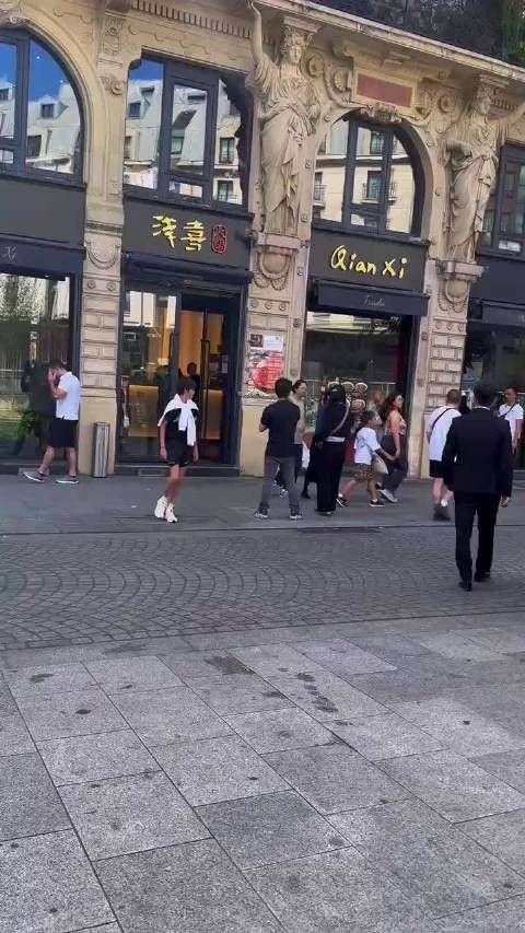 孙俪巴黎被偶遇，低调陪伴子女获赞冻龄女神