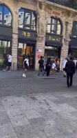孙俪巴黎被偶遇，低调陪伴子女获赞冻龄女神