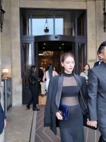 汪小菲与马筱梅巴黎同框，35万高定礼服展东方美