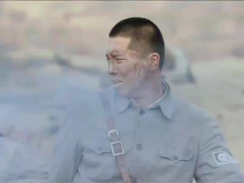 连长在打扫战场时，发现敌人攥着自己的帽子
