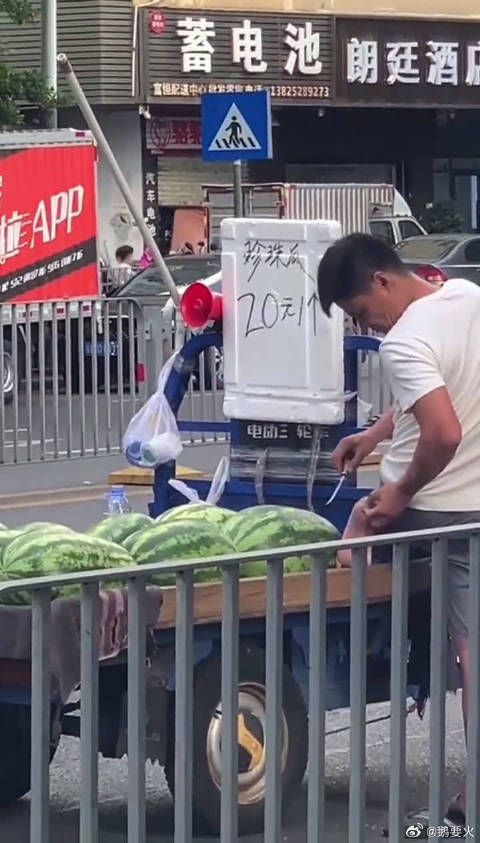 怪不得老板的刀太老切不开西瓜