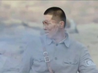 连长在打扫战场时，发现敌人攥着自己的帽子