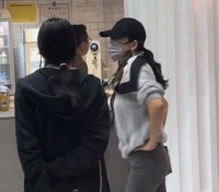 章子怡带9岁女儿阿那亚度假！俩人穿紧身裤背影超像，醒醒长大了