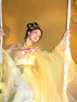 迪丽热巴化身嫦娥仙子 手拿扇子半遮面神秘唯美
