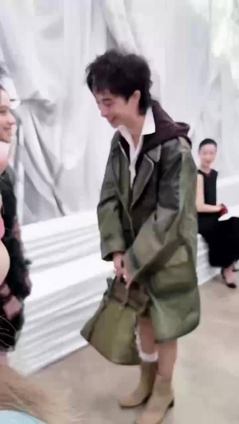何超莲黑蕾丝造型展现不羁野性美