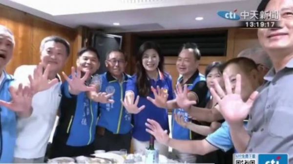 深蓝背景的荣光社会工作基金会今举行联谊，郑丽文获得邀请参与