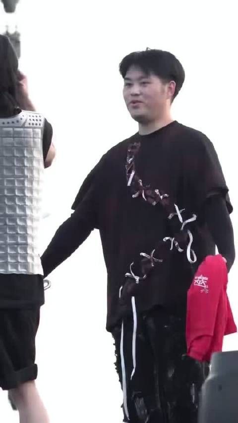 华晨宇演唱会被男粉抱起悬空，现场惊呼