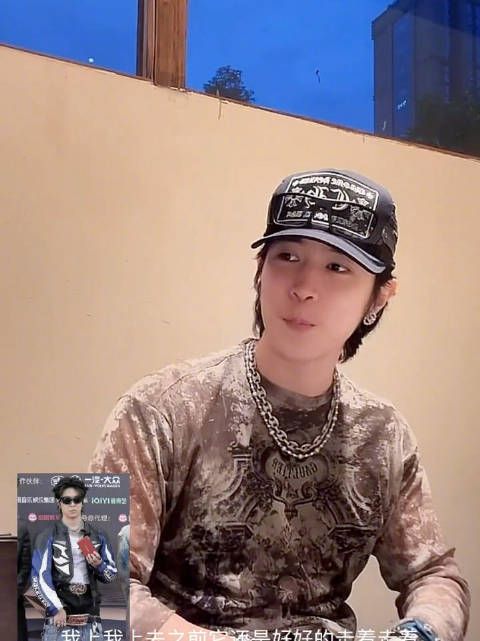 马伯谦回应红毯穿两条裤子，称腰带太重掉落临时应对