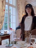 素颜赵今麦出现 无框眼镜高智感十足 期待麦麦miumiu大秀