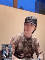 马伯谦回应红毯穿两条裤子，称腰带太重掉落临时应对