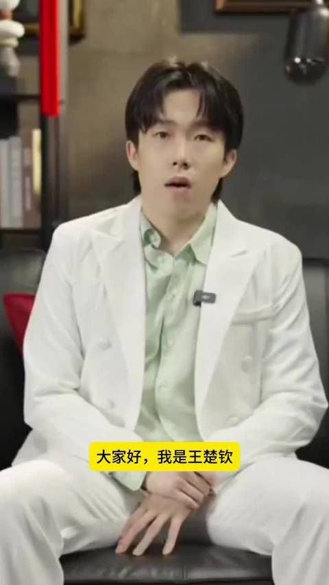王楚钦送中秋祝福！穿着帅气，却诞生新洋相：衬衫纽扣扣错了，王楚钦