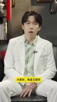 王楚钦送中秋祝福！穿着帅气，却诞生新洋相：衬衫纽扣扣错了，王楚钦