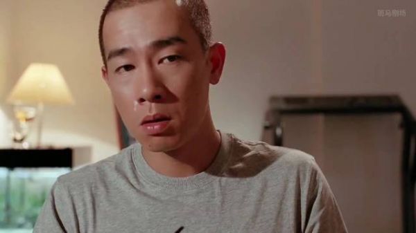 反转到最后：他发现老婆每晚都诡异的对着电视，最后真的脑洞大开