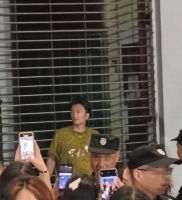 谢霆锋重庆演唱会惊现长相酷似的模仿者，歌迷狂追拍照，安保嗓子喊冒烟：假的
