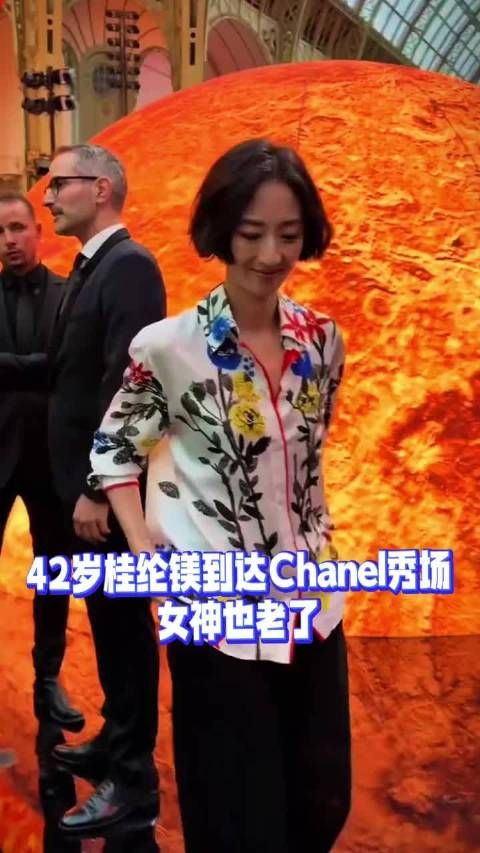 桂纶镁41岁骨相美引热议，贴头皮盘发展文艺气质