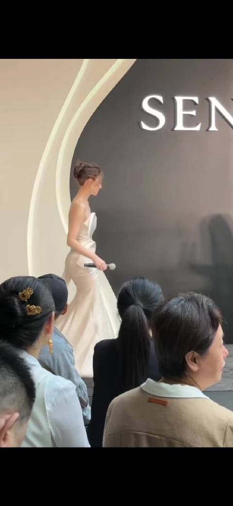 李小冉出来的那一刻简直绝了,49岁的她肤白貌美、身材超绝,简直是女神下凡!