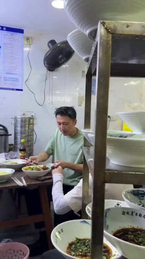 谢霆锋出来吃面,被人发现围着拍,不跑一会就走不了,还是做普通人吧别羡慕