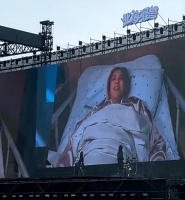 那艺娜受伤躺病床仍心系舞台！暖心向粉丝致歉，承诺归来再唱《爱如火》