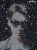 田栩宁戴墨镜展现多样魅力