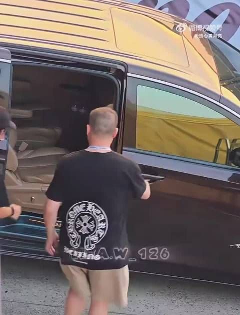 这个细节好戳!王一博和队友坐同一辆车时他提前上车坐后排,好有礼貌的宝宝