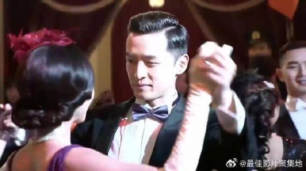 明台接近女子，哪料刚把她抱上桌子，女人就要拔枪