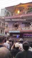 都电坏了，楼下的人还欢呼！