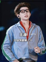 王源亮相时装周，领跑时尚与流量焦点