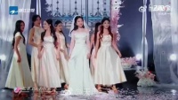 陆毅鲍蕾穿婚服演唱《你的》，舞台重现婚礼交换婚戒