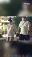 阚清子被拍到孕晚期和老公出门散步，走起来脚步轻盈，上车也很灵活