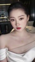 感觉晓彤是越素越美的类型，脸和身材都很顶，线下肯定美到爆了