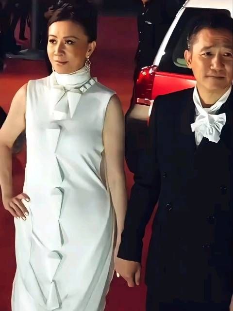 刘嘉玲穿全球仅八件白裙引争议,团队晒无修视频回应