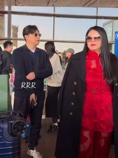 李湘王岳伦为女儿庆生后回国,两人机场大方任媒体拍照
