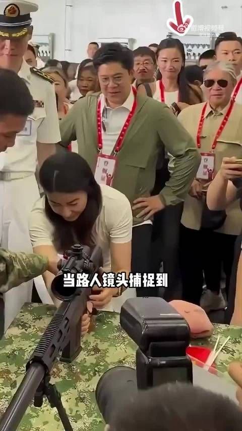 看到霍震霆看郭晶晶眼神,才知她的地位?女性要站到高处具象化了 !