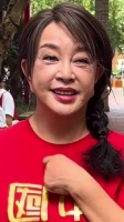 75岁刘晓庆穿中国红T恤梳麻花辫自然优雅