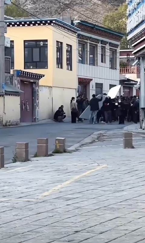 生命树最新路透,女主年龄跨度挺大的,40岁的中年也演了